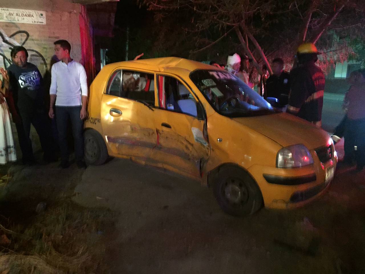 Accidente. El taxista lesionado fue trasladado por paramédicos de Cruz Verde Laguna a un hospital del Sector Salud.