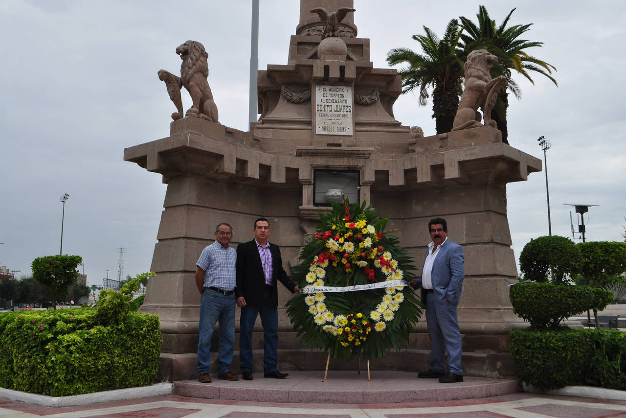 Aniversario. Ciudadanos colocaron una ofrenda floral en el monumento a Benito Juárez, en la Plaza Mayor. 