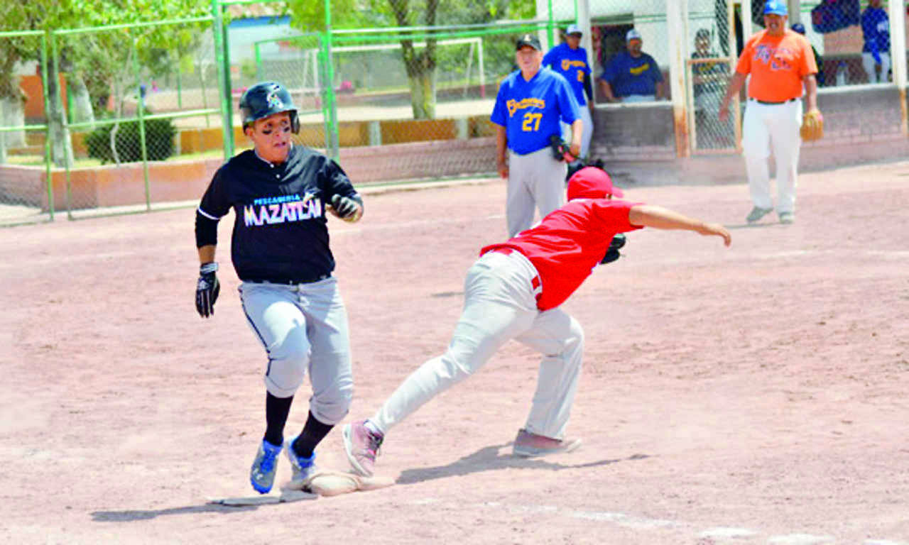 Juegos de alto voltaje se vivieron en los diamantes de softbol en la Unidad Deportiva Torreón. (Especial)