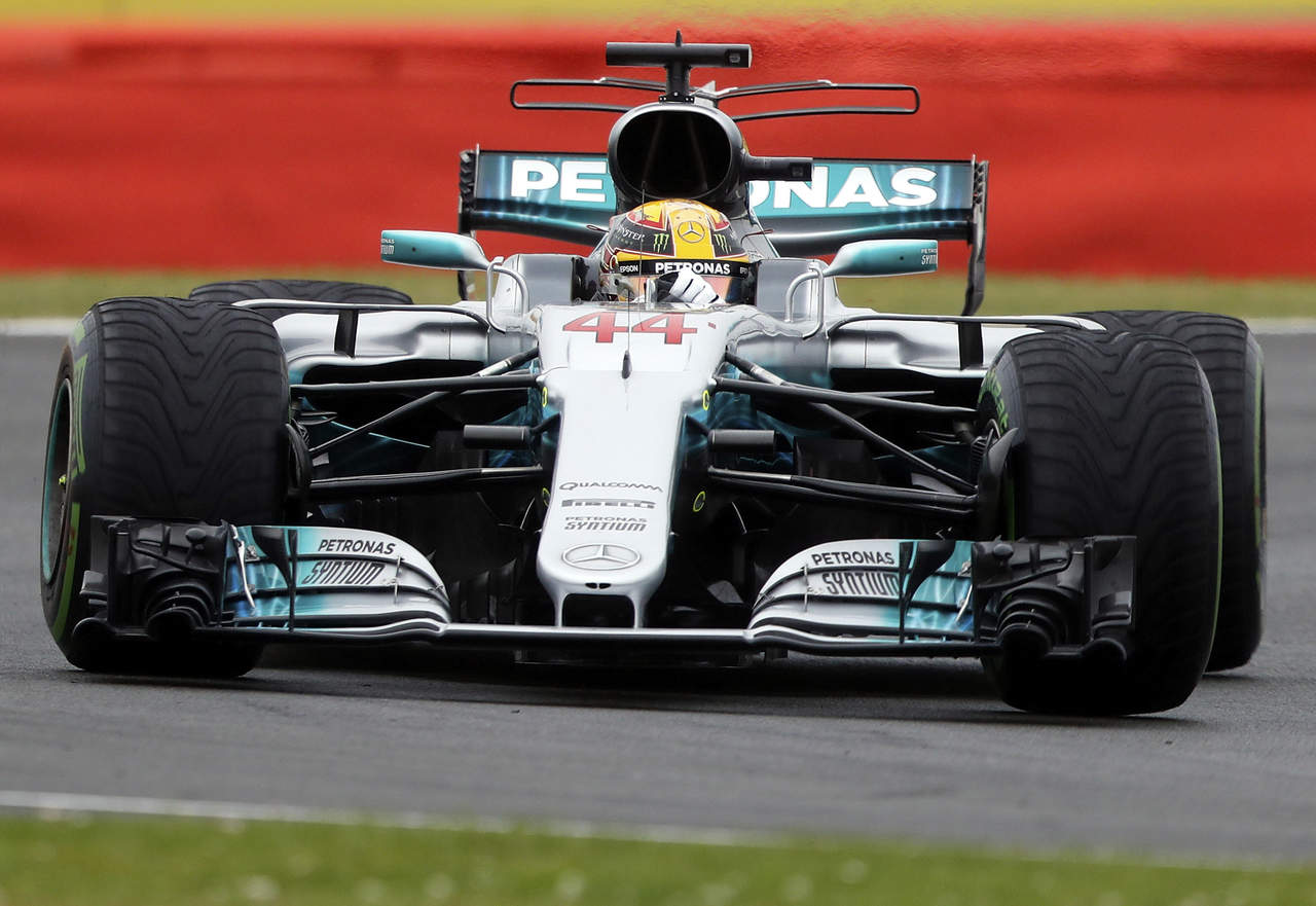 Lewis Hamilton “voló” en el circuito de Silverstone, donde consiguió la ‘pole’ con un tiempo de 1:26.600. (AP)