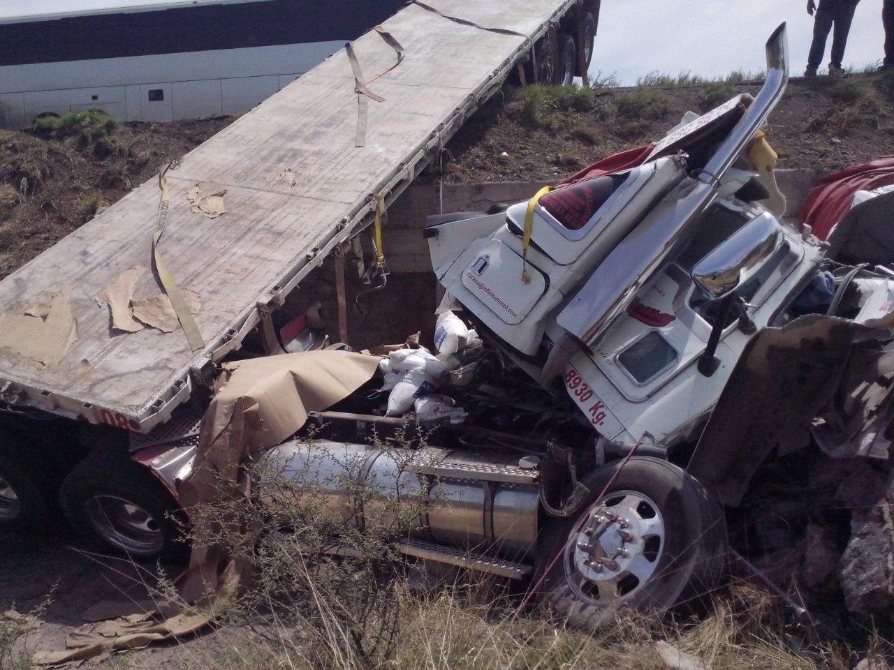 Fallece conductor de tracto camión en accidente carretero
