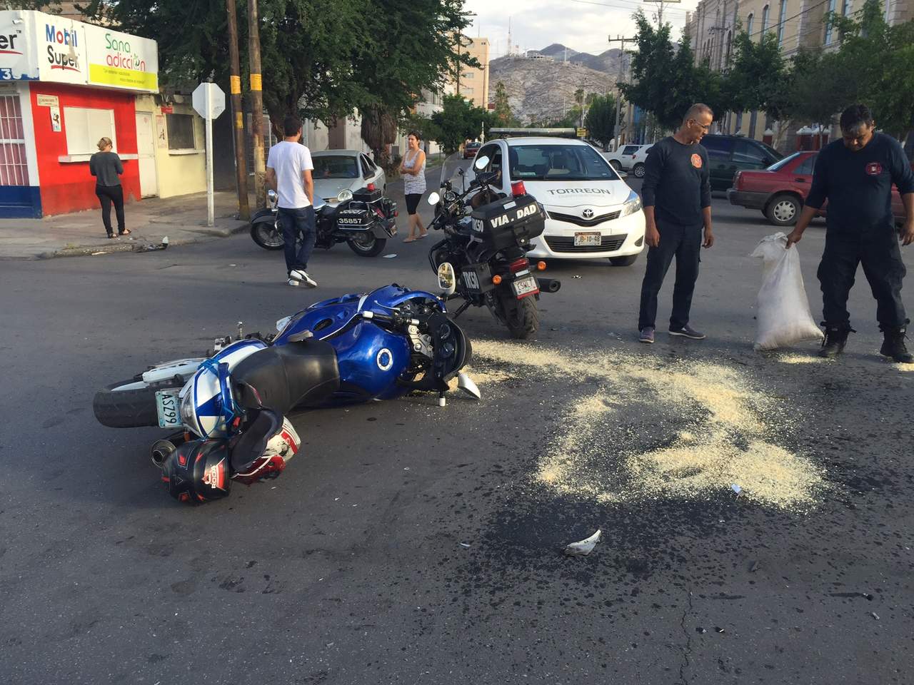 Motociclista resulta lesionado al chocar contra un automóvil que se le atravesó