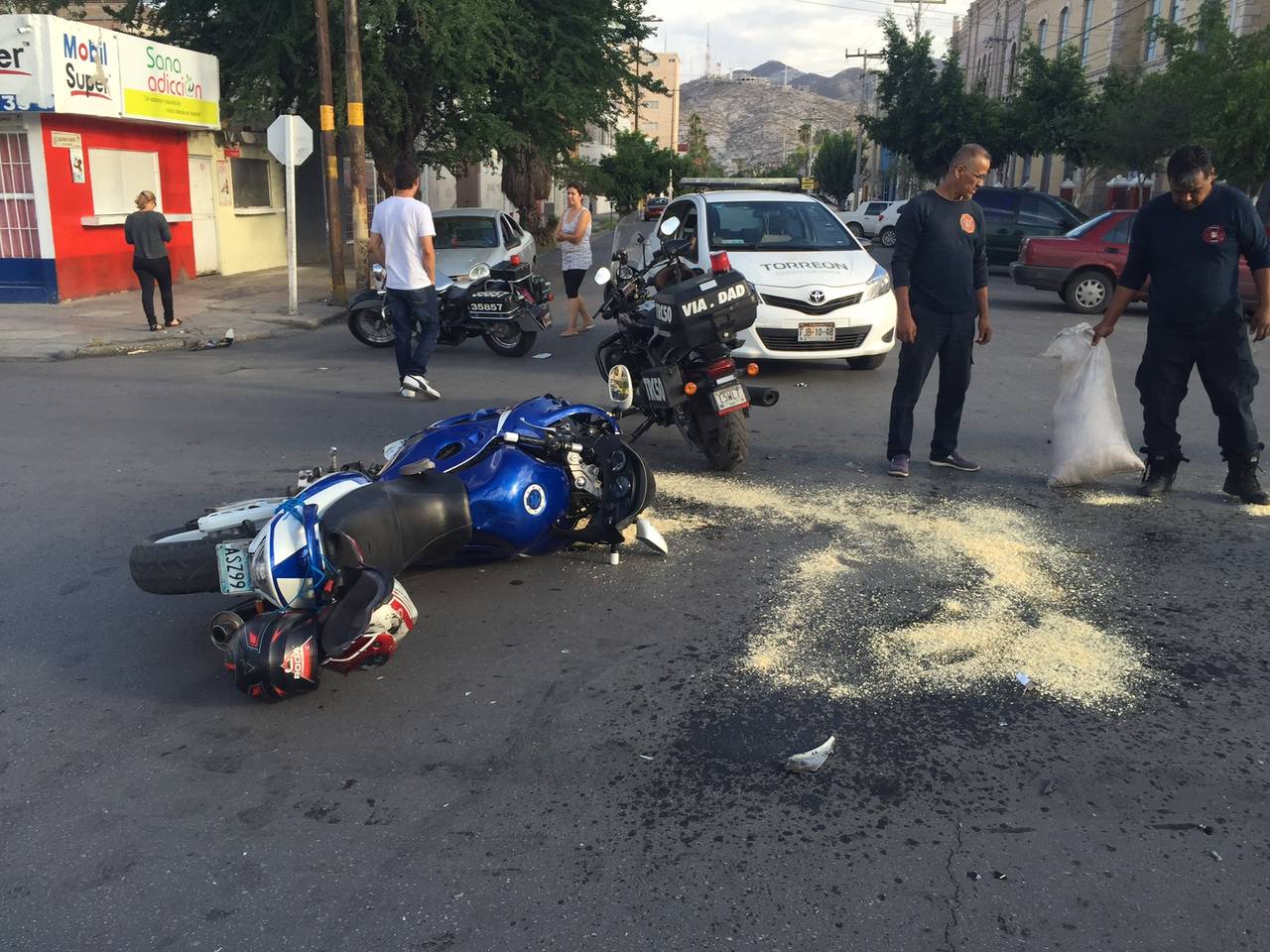 Motociclista sale con varias lesiones
