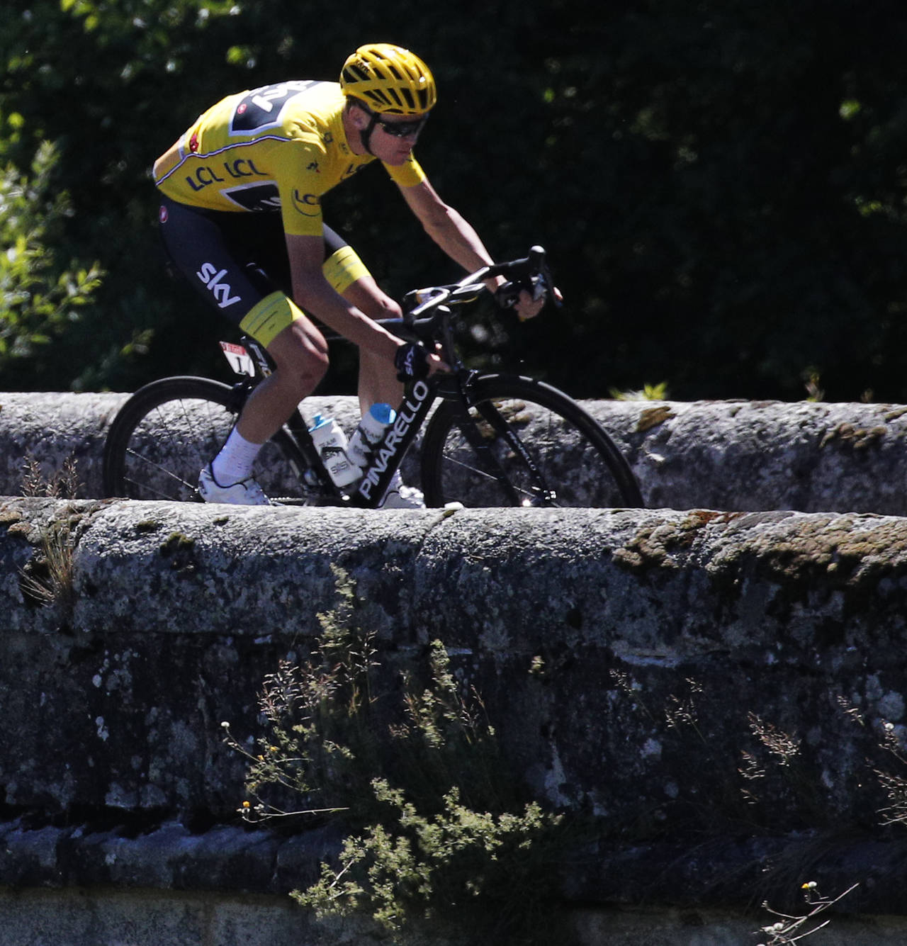 A pesar de una avería en su bicicleta, el británico Chris Froome se mantuvo como líder de la Tour de Francia. Froome se sobrepone a falla y sigue arriba