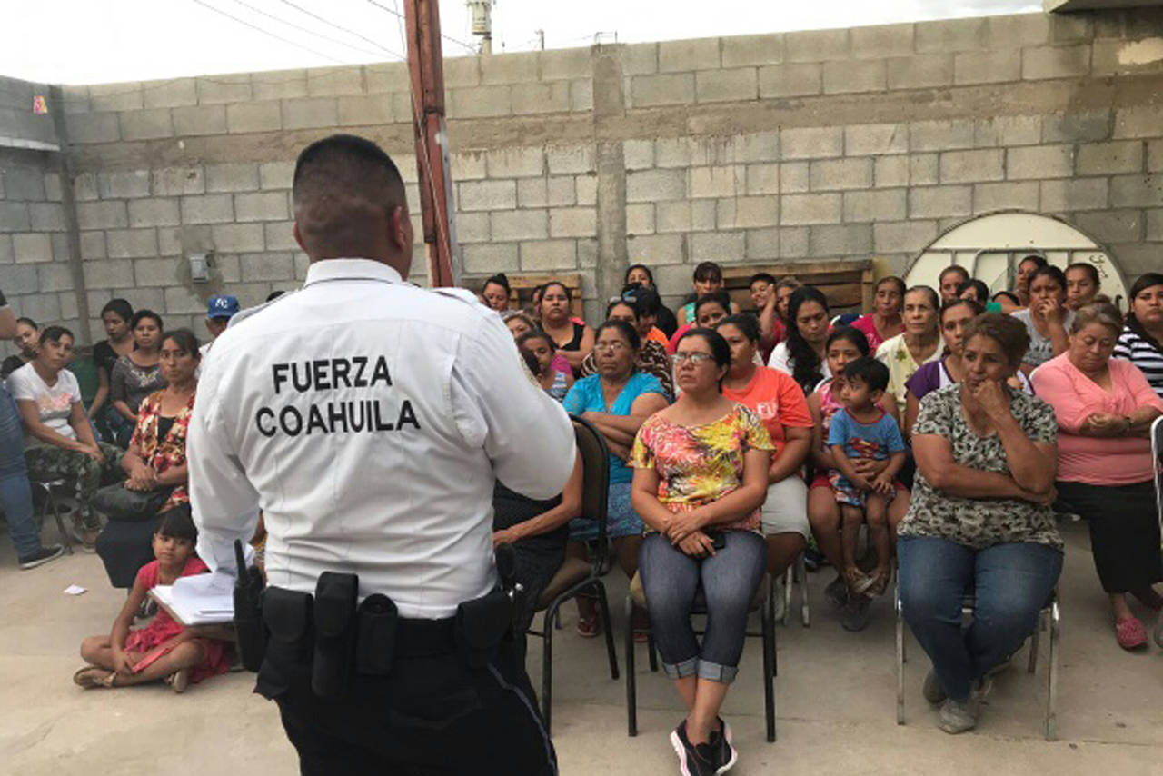 Confianza. Elementos de Fuerza Coahuila dan pláticas sobre su función, pues pretenden recuperar confianza del ciudadano