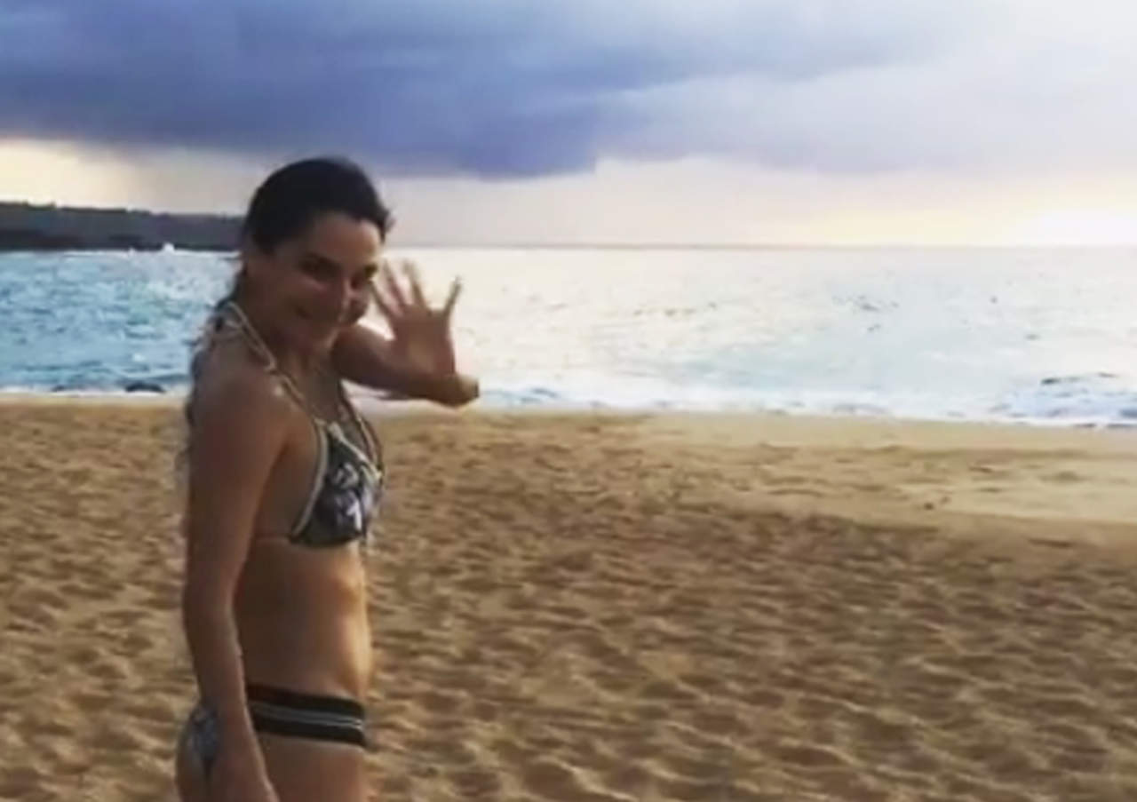 Martha Higareda luce radiante bikini en Hawaii