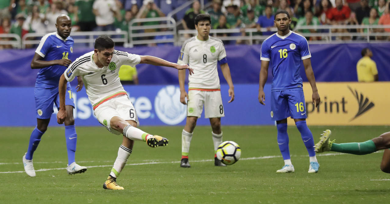 Édson Álvarez (6) marcó el tanto que selló la victoria mexicana. (AP