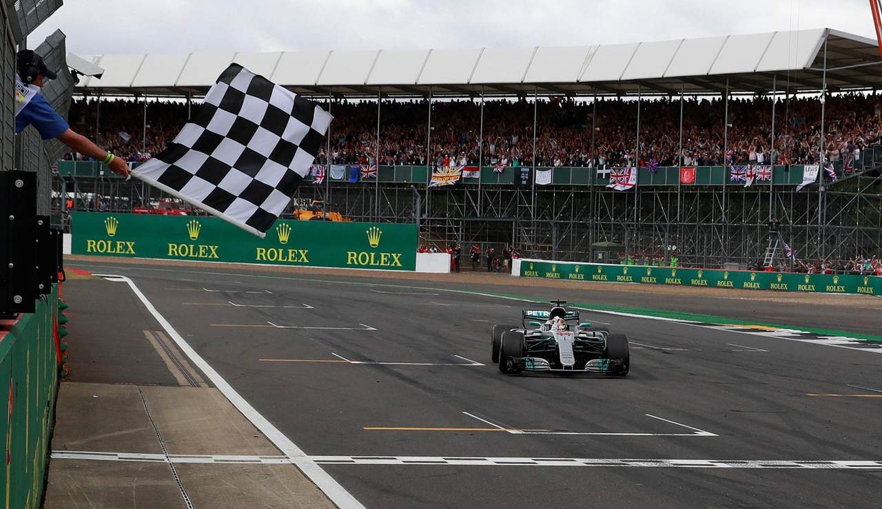 Lewis Hamilton se llevó el GP de Gran Bretaña con más de 14 segundos de diferencia con Valtteri Bottas. (EFE)
