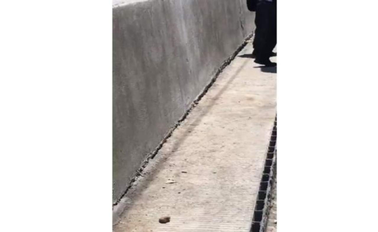 El muro registra una separación de hasta 10 centímetros de la plancha de concreto y se inclina hacia las casas que se encuentran en la colonia Chipitlán. (ESPECIAL)
