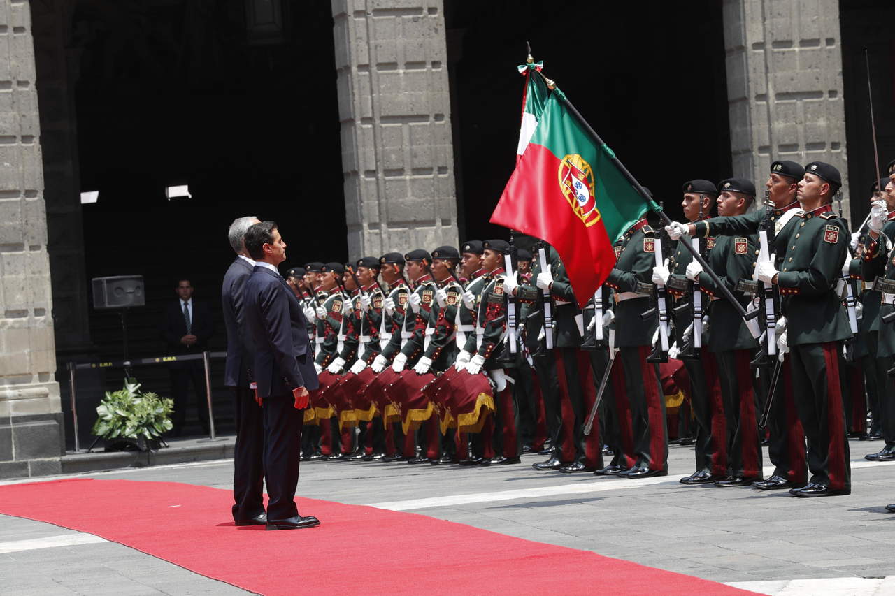El presidente Peña Nieto recibió en Palacio Nacional, con honores militares, a su homólogo portugués quien realiza una visita de Estado a México acompañado por una delegación empresarial. (EFE)
