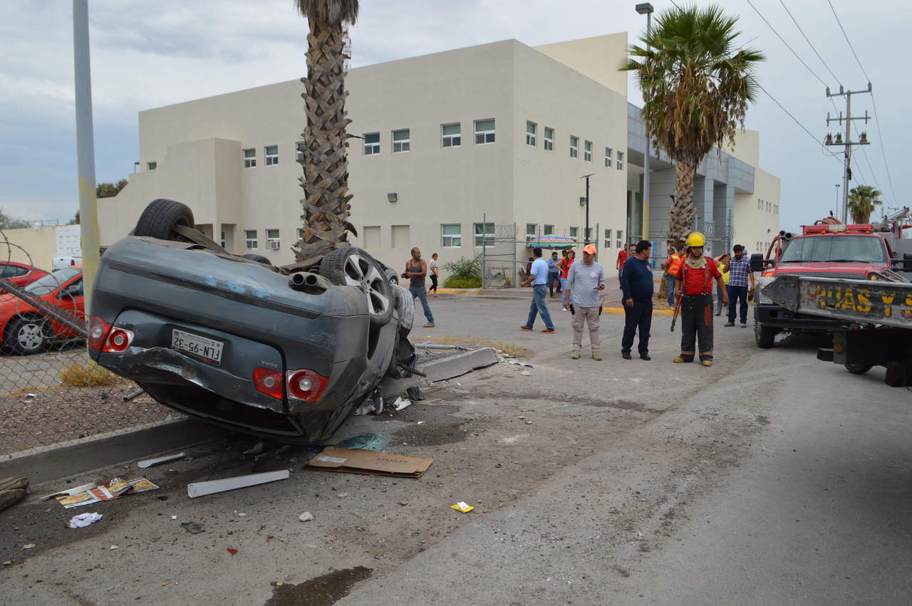 Vuelca vehículo frente a la PGJEC en Torreón