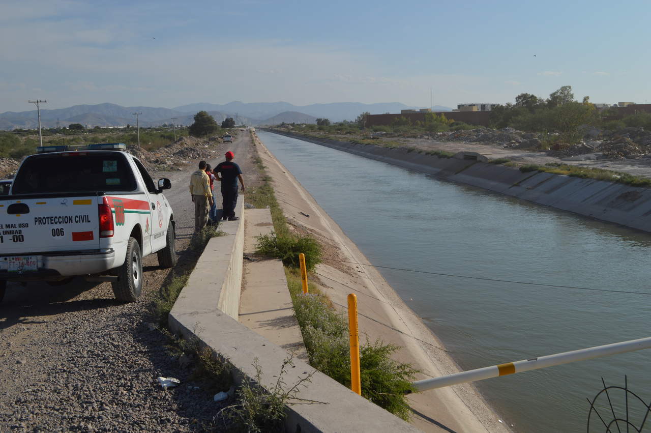 Fue alrededor de las 5:45 de la mañana del lunes que al sistema de emergencia 911 se recibió una llamada de auxilio, reportando que había un auto en las aguas del citado canal, a la altura del fraccionamiento Santa Rosa, de Gómez Palacio. (ARCHIVO)
