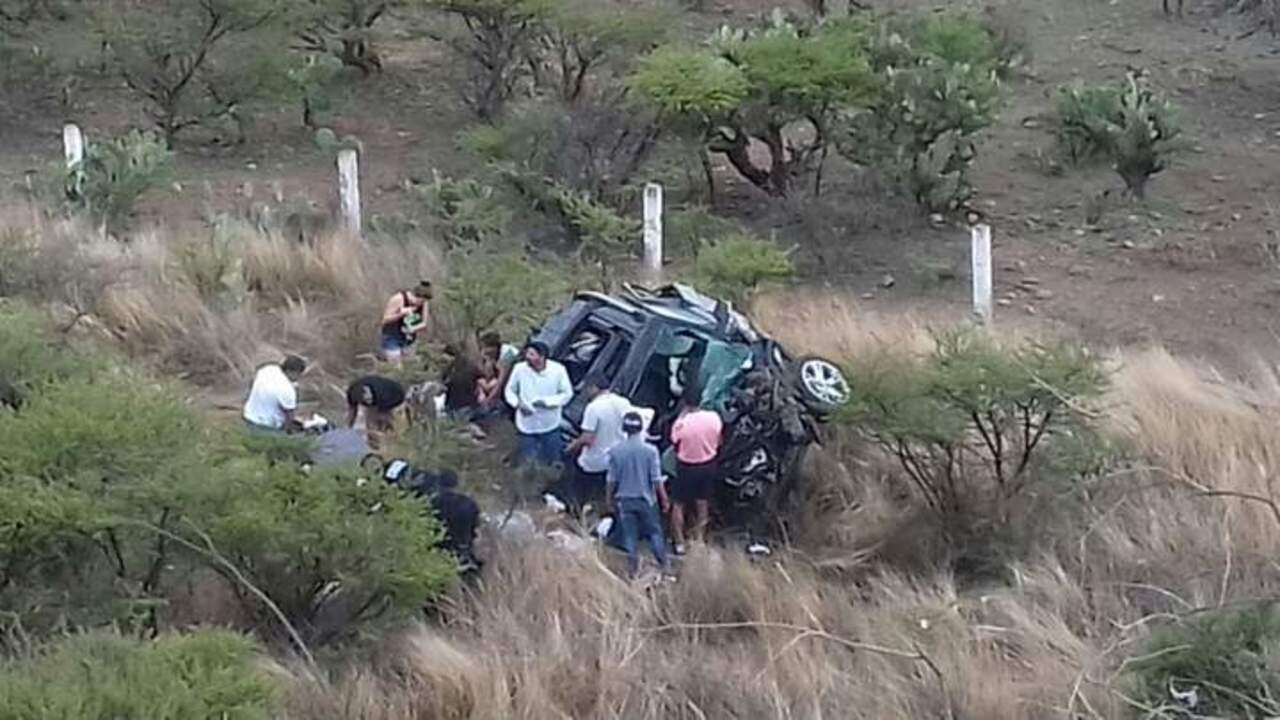Cuerpos de rescate del municipio de Guadalupe Victoria, asistieron al lugar del accidente. (ESPECIAL) 