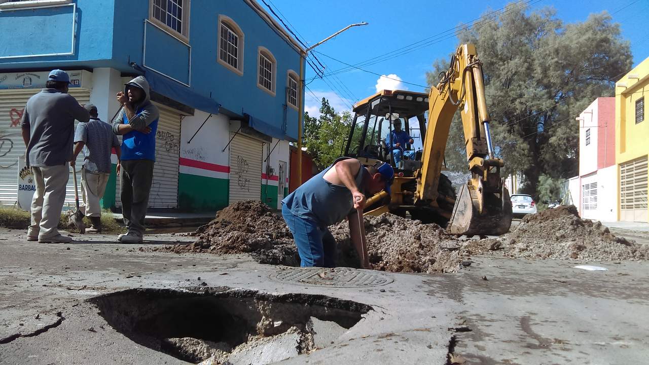 Están revisando ya con maquinaria en la calle Ortiz de Zárate desde la calle Zarco hasta la Hidalgo. (EL SIGLO DE TORREÓN)