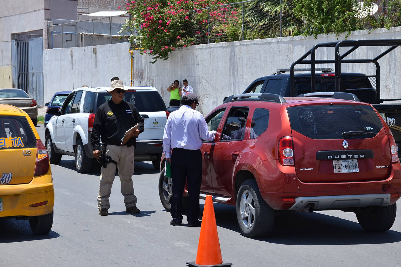 Documentos. En algunos tramos se formaron filas de consideración en Torreón mientras se hacía la revisión. (EL SIGLO DE TORREÓN)