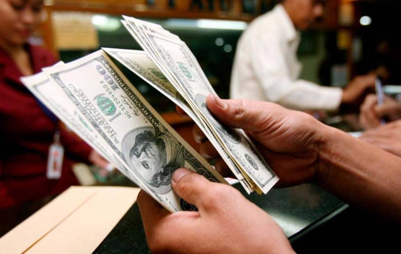 Avanza. El dólar se vendió en 17.50 pesos  al mayoreo y toca un nuevo mínimo en el año de 17.4730 pesos por dólar.