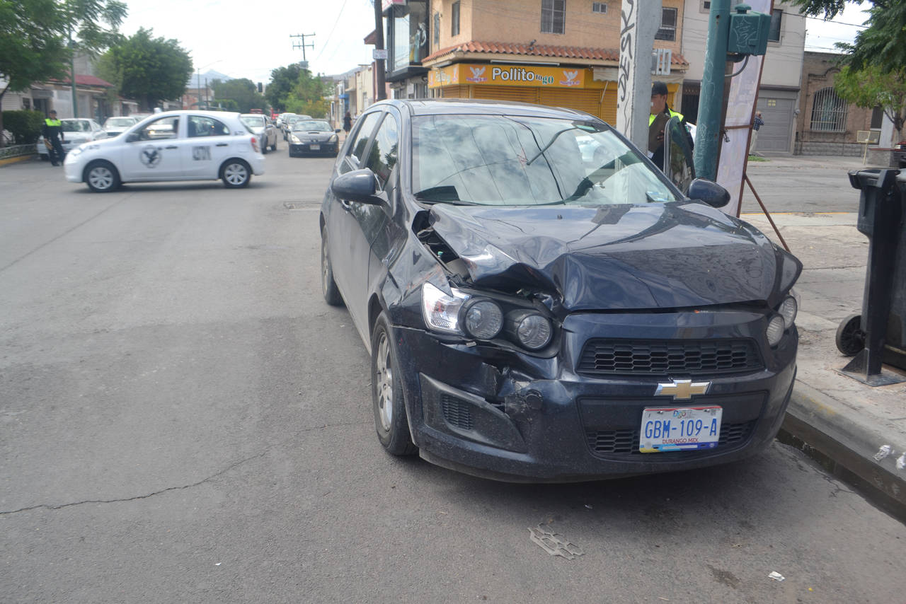 Se Pasa El Rojo Y Choca Un Automóvil En El Centro