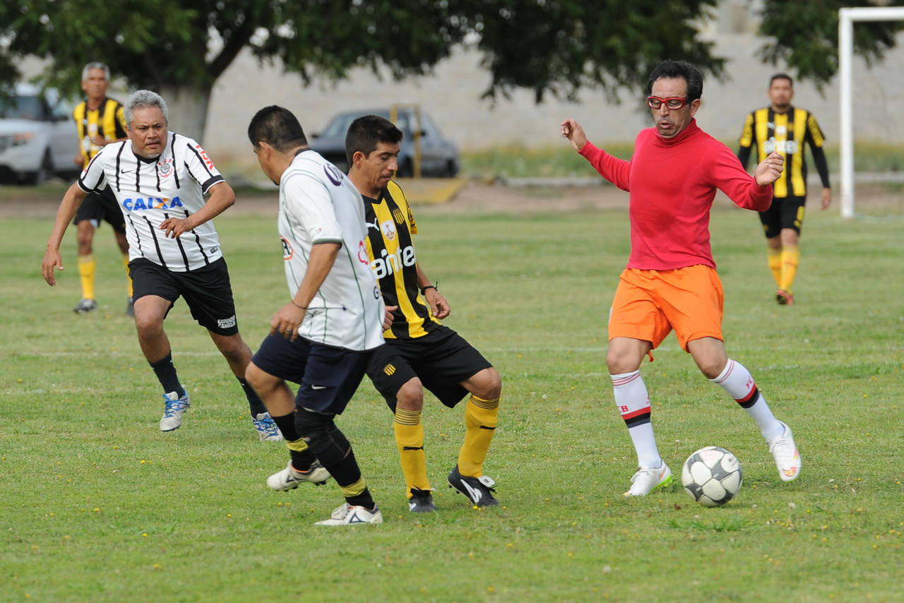 Domingo a domingo por la mañana, se llevan a cabo intensos duelos de futbol en distintos campos de la región y el Nuevo San Isidro. (Archivo)