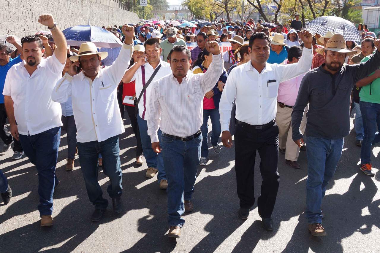 Eloy López Hernández, exige al personal directivo de las escuelas y a las jefaturas de los 37 sectores del estado a no hacer entrega de ninguna documentación al IEEPO. (ARCHIVO)
