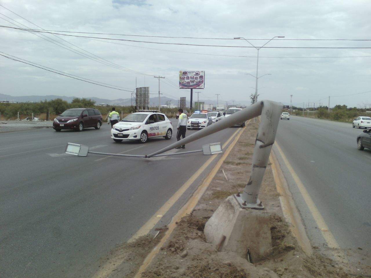 El vehículo derribó un poste de alumbrado público. (EL SIGLO DE TORREÓN)