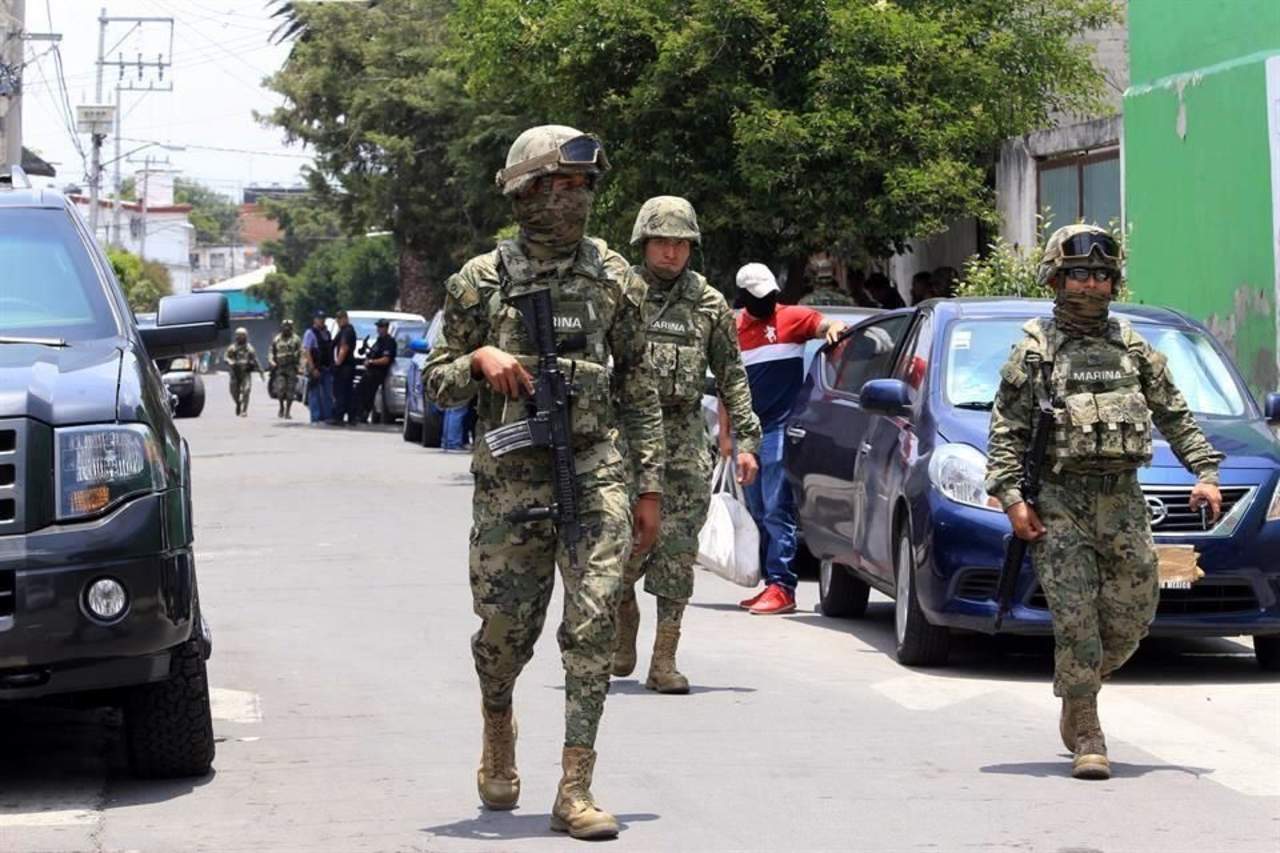 De acuerdo con la Secretaría de Marina (Semar), fuerzas federales y capitalinas siguieron a los presuntos narcomenudistas, por diferentes calles de la delegación Tláhuac. (ESPECIAL)