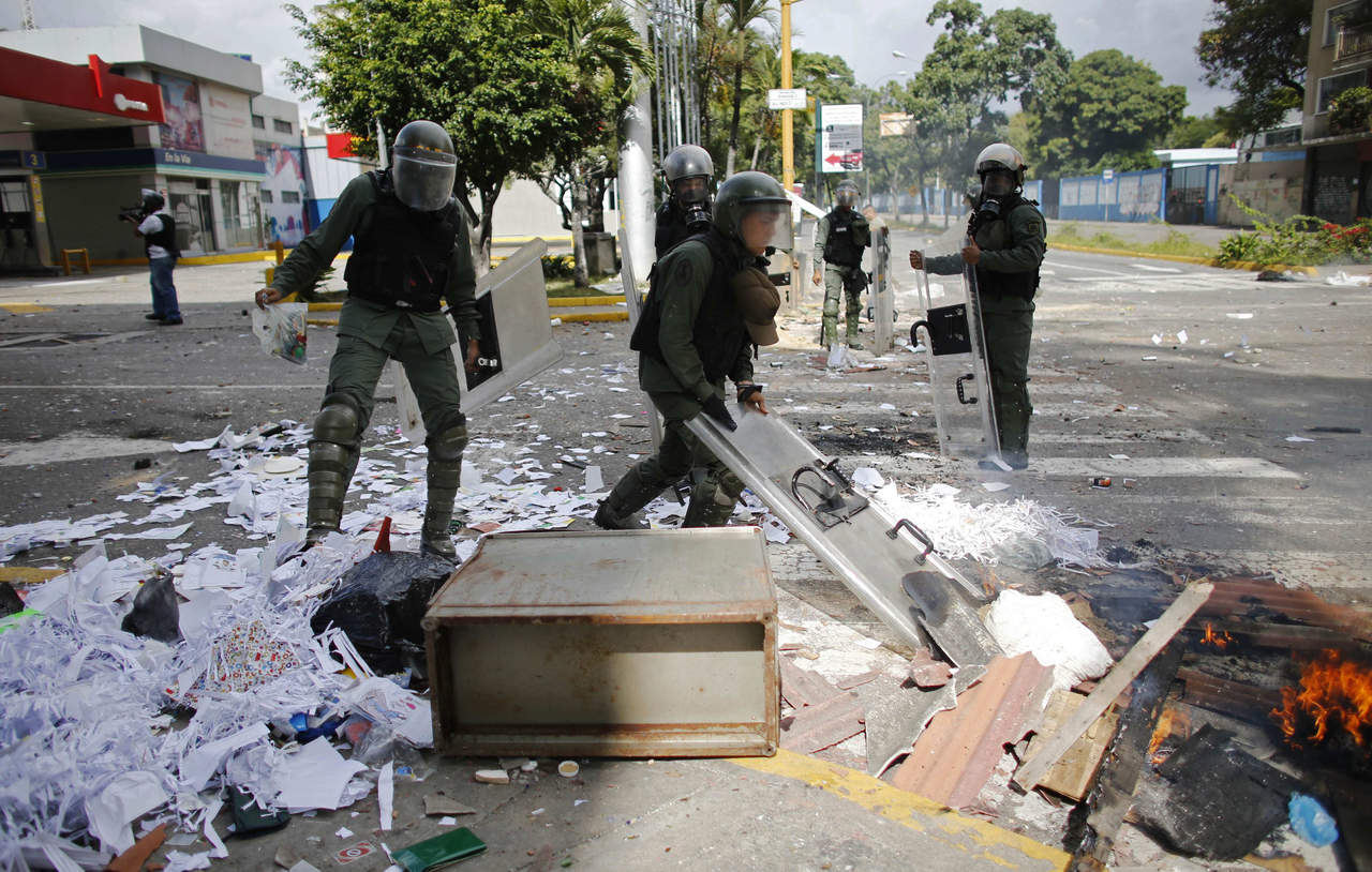 Manifestantes que impedían la circulación con basura, ramas de árbol y otros obstáculos se enfrentaron con las fuerzas del orden después de que estas intentaran despejar vías públicas en distintos lugares de Caracas y el interior del país. (AP)