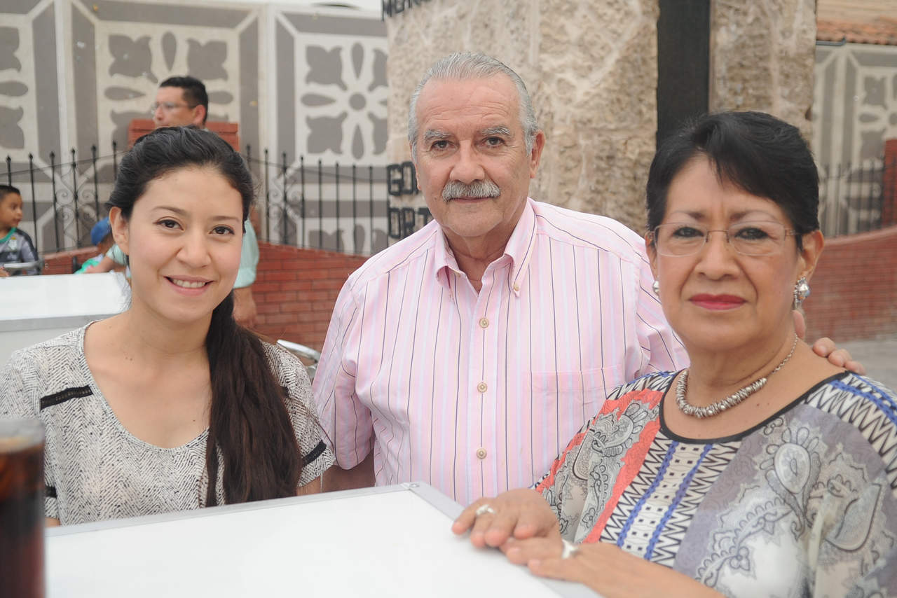 Orisila, Jorge y María del Carmen.