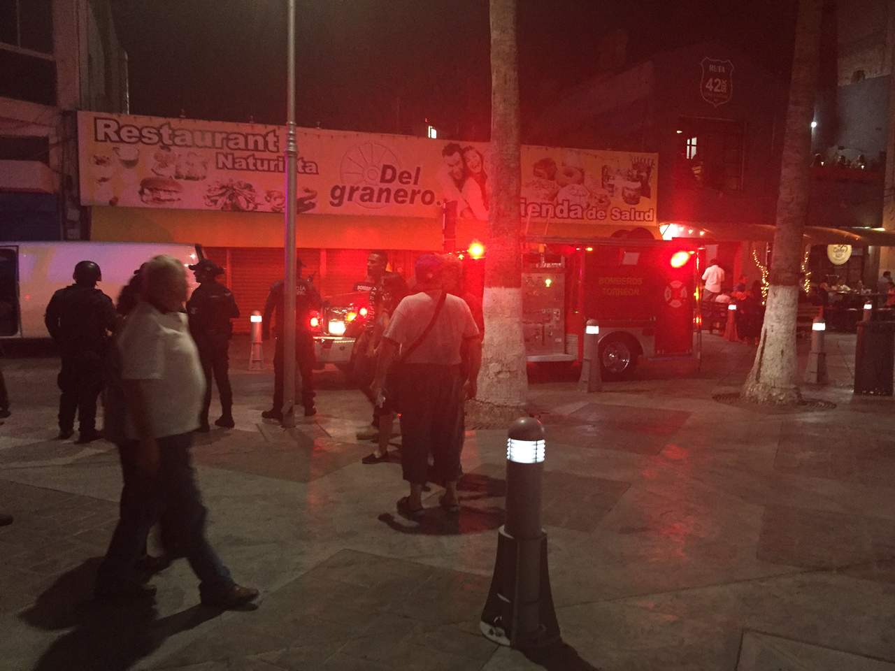Los elementos preventivos se avocaron a cerrar la circulación de vehículo pero la gente continuaba caminando a un lado de las unidades policíacas y de bomberos. (ESPECIAL)