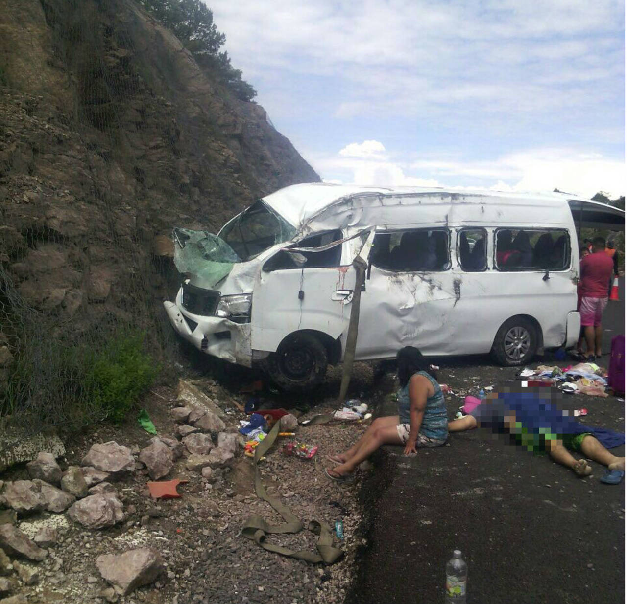 Accidente. Se registró en la autopista Durango-Mazatlán cuando la camioneta en que viajaban chocó con un cerro. 
