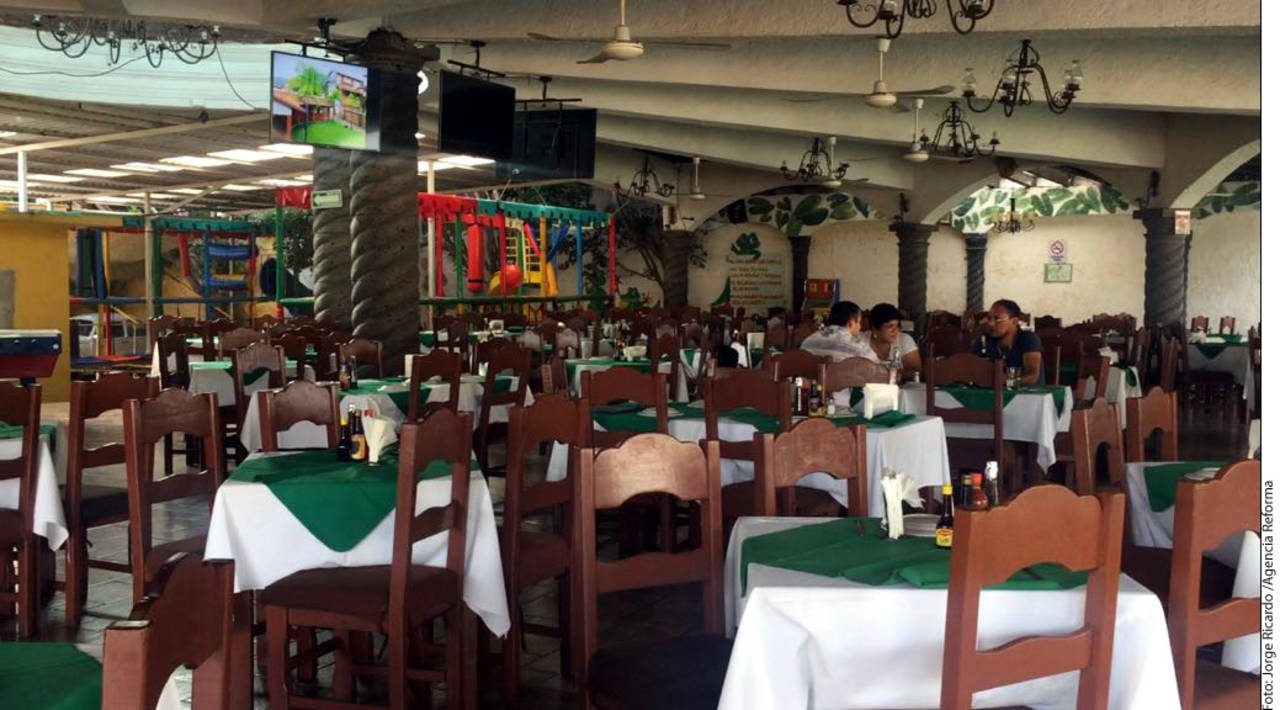 Sin clientes. Restaurantes vacíos y calles estrechas atestadas de autos, así se encuentra Cuernavaca.