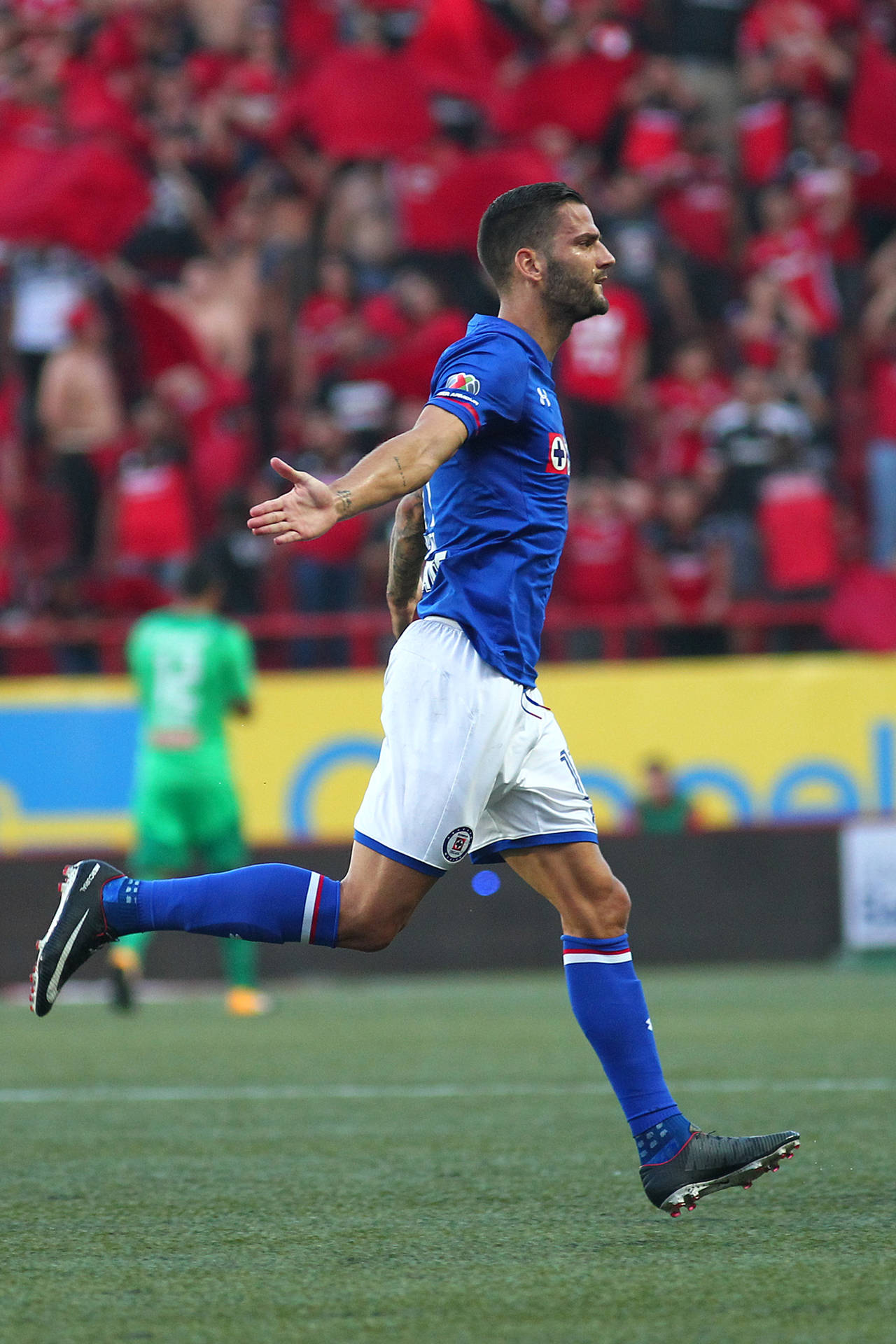 El español Édgar Méndez fue la figura en la victoria de Cruz Azul luego de anotar los dos tantos del partido. (Notimex)
