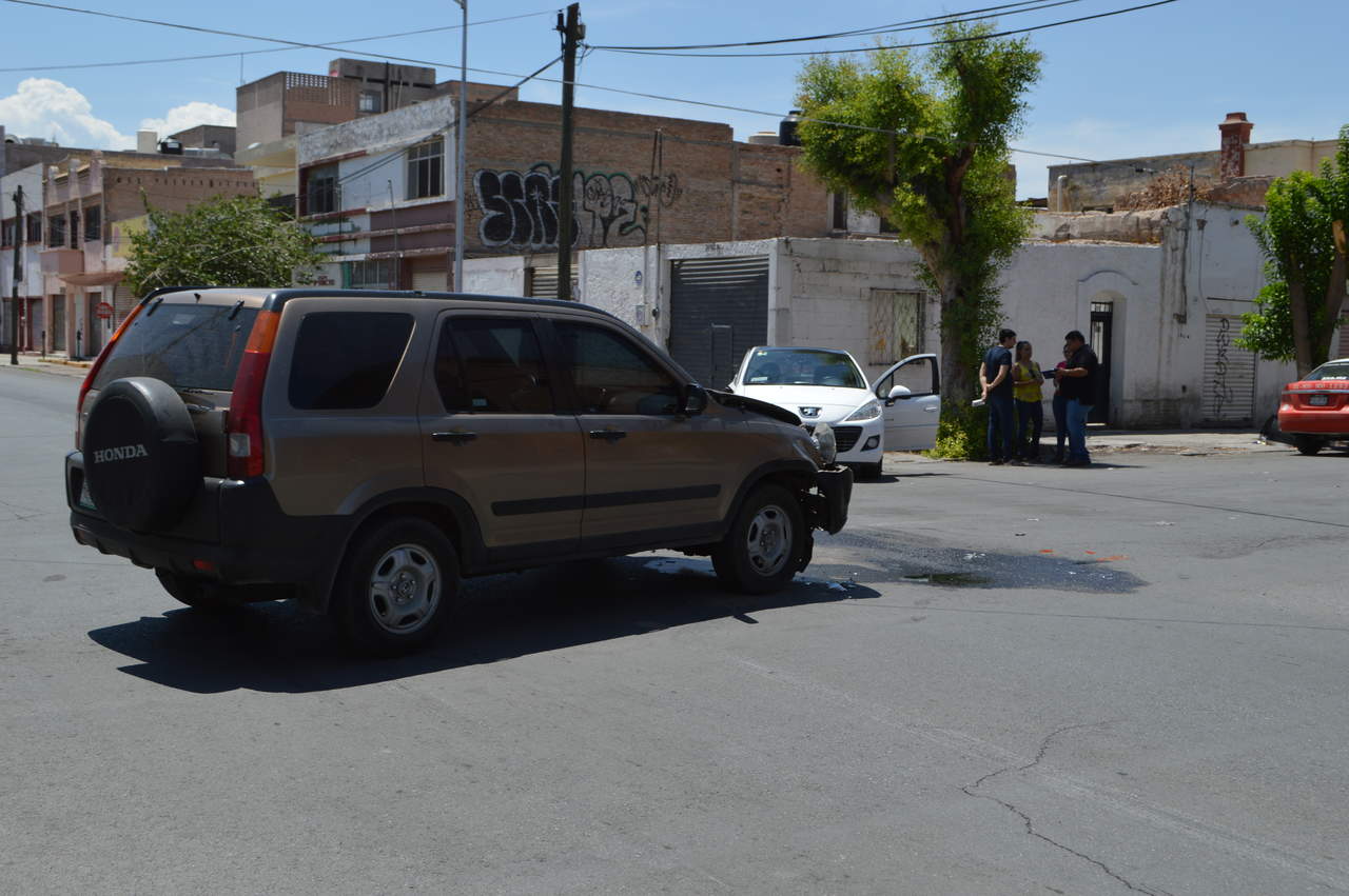 Testigos detallaron que la joven conductora del Peugeot iba a exceso de velocidad sobre la calle Falcón, además de que no respetó el alto que le correspondía al llegar al cruce con la avenida Matamoros. (ESPECIAL)