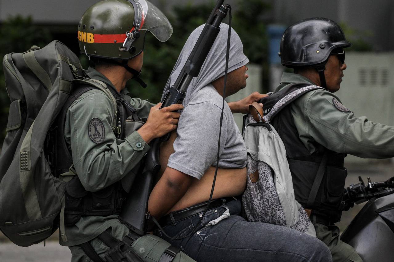 Operativo. La Guardia Nacional Bolivariana se lleva a un opositor de la manifestación de ayer.