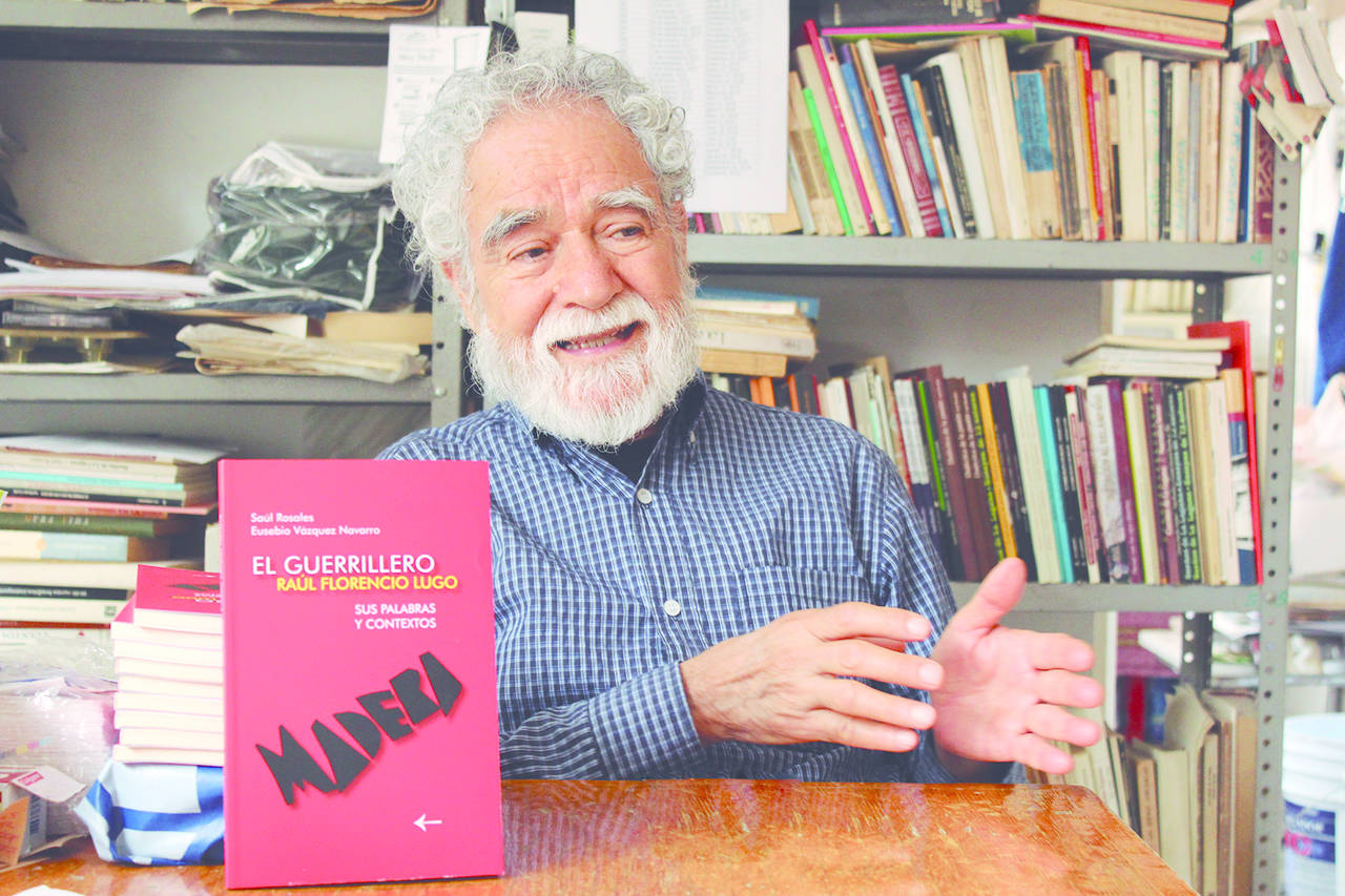 Autor. El escritor lagunero Saúl Rosales, presenta su más reciente obra literaria La biografía titulada El guerrillero Raúl Florencio Lugo, que está disponible en librerías. (Aida Moya)
