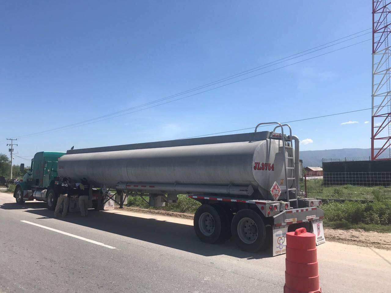 Los agentes de Fuerza Coahuila, lograron detener a un hombre, mismo que conducía el tracto camión con un tanque cisterna. (EL SIGLO DE TORREÓN)