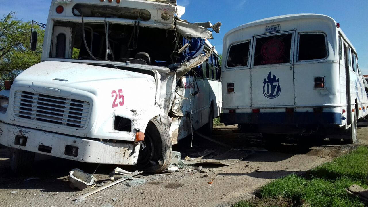 Tragedia. Fueron dos camiones de pasajeros los que chocaron de manera frontal. (EL SIGLO DE TORREÓN)
