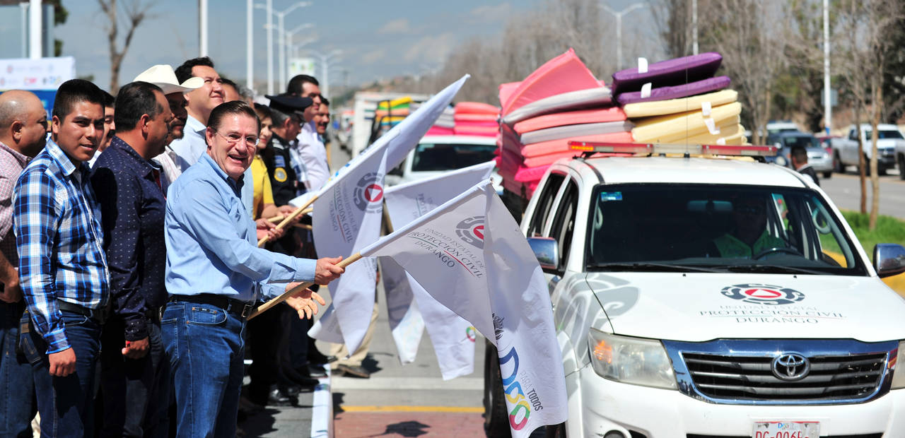 Apoyos. José Rosas Aispuro dio el banderazo de salida a vehículos cargados con 46 mil apoyos en caso de lluvias.