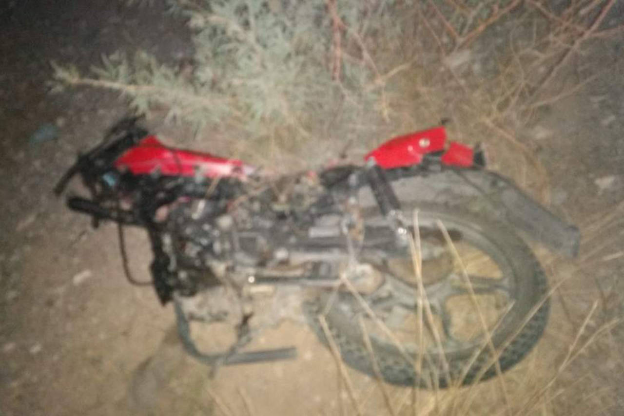 Tragedia. Fuerza Coahuila informó que la motocicleta se impactó de frente contra el vehículo de la marca Nissan. (EL SIGLO DE TORREÓN)