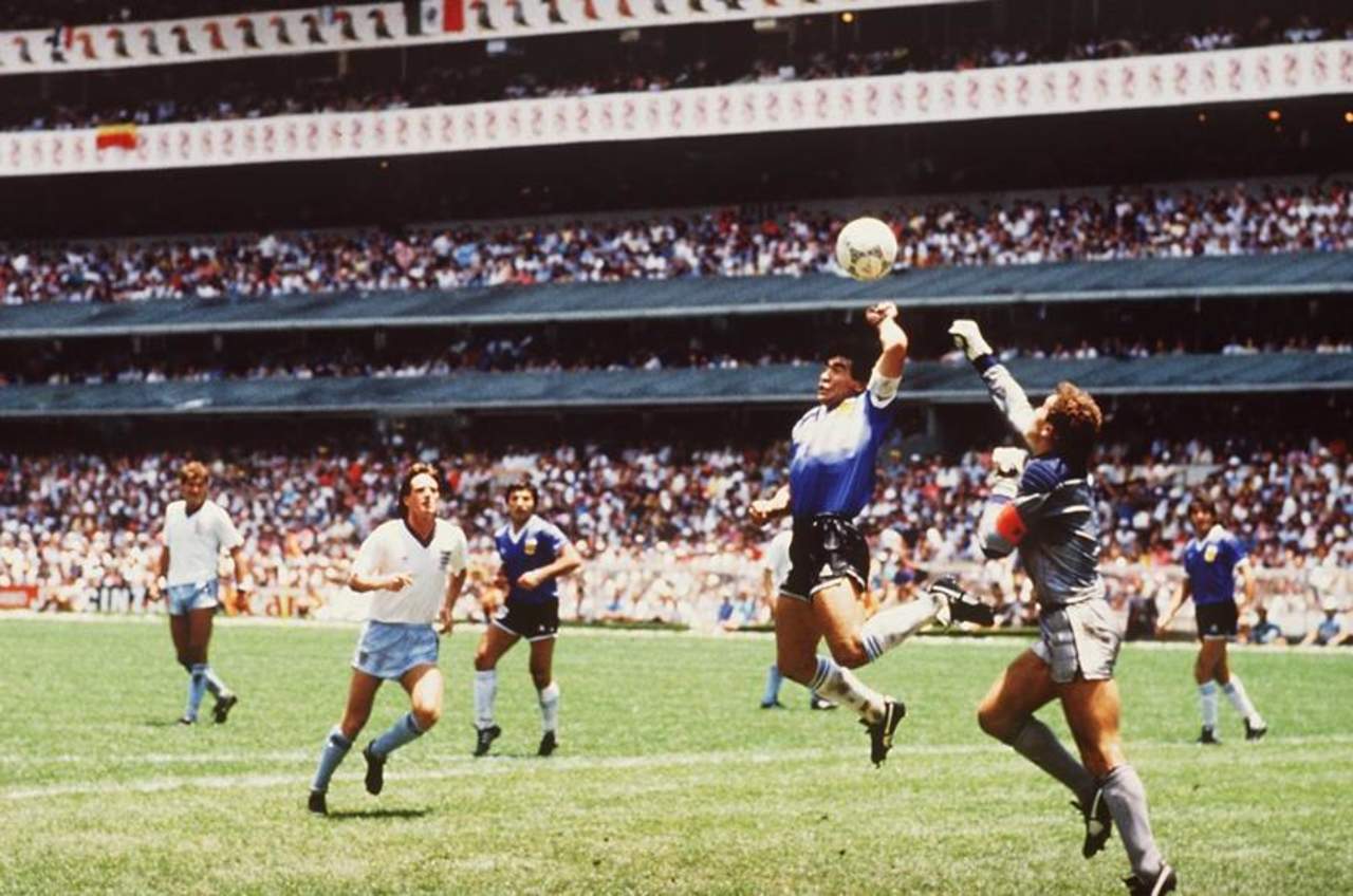 Maradona también recuerda otro 'error' mundialista. 'No sólo mi gol en el 86 no hubiese valido. ¡Ojo que Inglaterra ganó el Mundial del 66 con una pelota que no cruzó la línea! La cosa es para todos'. ha apuntado.