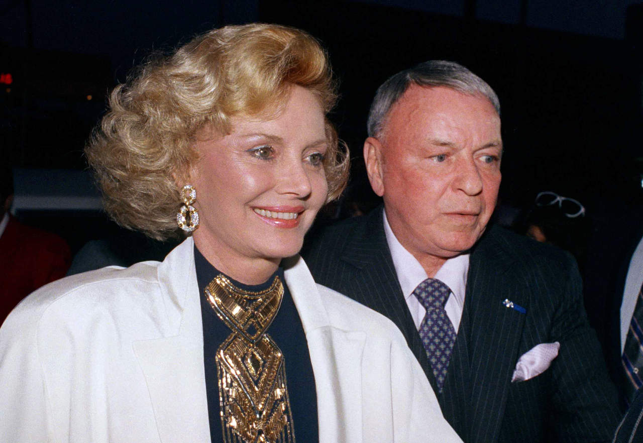 La exmodelo de Las Vegas se casó con Sinatra en 1976 y fue la última de sus cuatro esposas. La pareja permaneció unida durante 22 años, hasta la muerte del cantante en 1998. (AP)