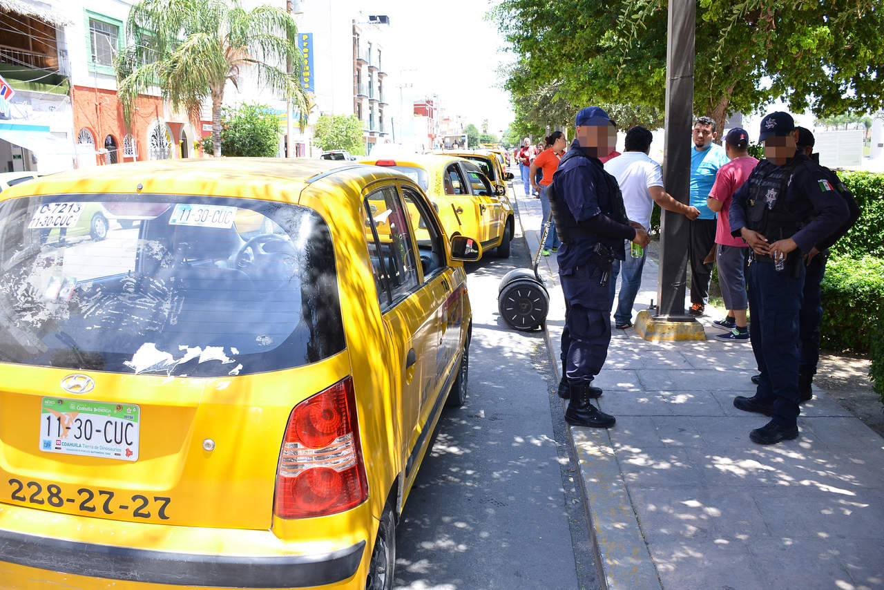 Los conductores de dos unidades del servicio público habían iniciado una trifulca, motivo por el que fueron detenidos de inmediato por elementos encargados de la vigilancia en el sector. (EL SIGLO DE TORREÓN)