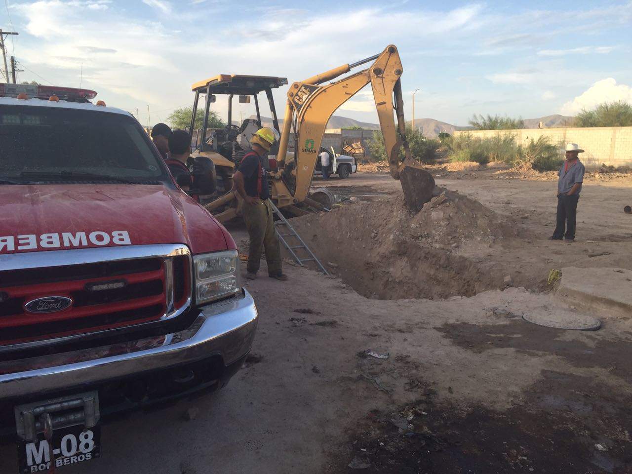 Debido a que los rescatistas no contaban con tanques de oxígeno tuvieron que solicitar apoyo al cuerpo de Bomberos de Torreón. (ESPECIAL)