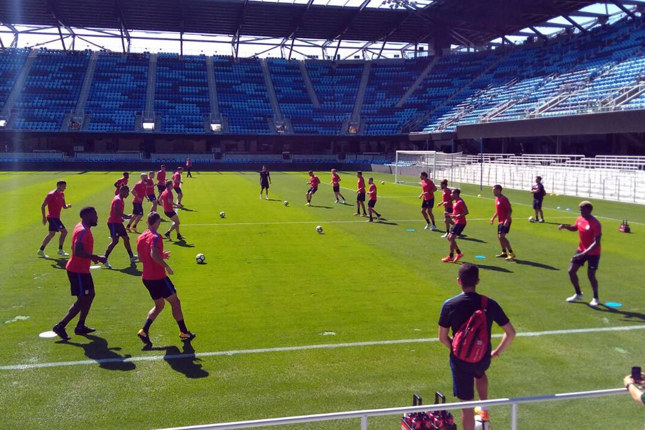 La selección de Estados Unidos en su último entrenamiento antes de enfrentar hoy la final de la Copa Oro.