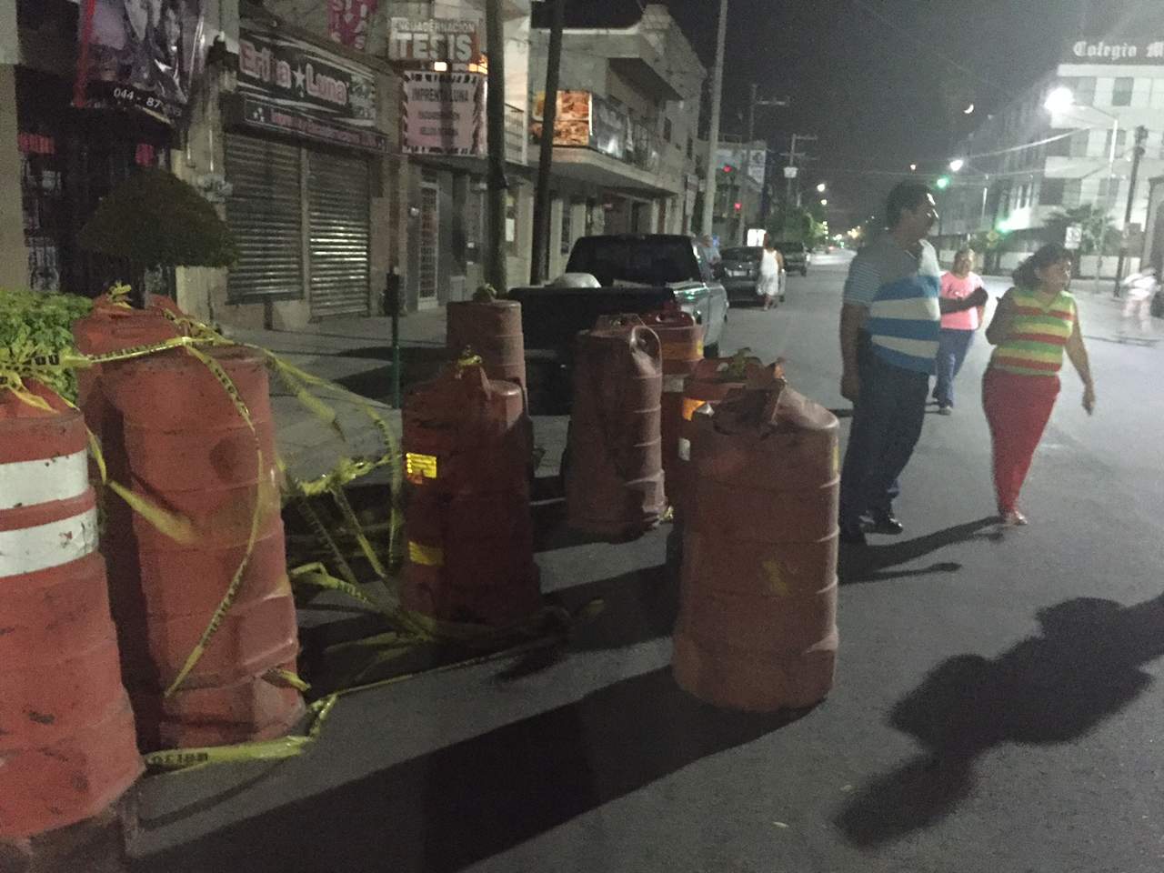 Inconformes. Comerciantes y vecinos se niegan a que las autoridades coloquen cajones para estacionamiento en batería en la avenida Matamoros. (EL SIGLO DE TORREÓN)