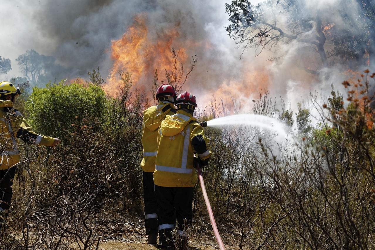El fuego ha arrasado ya alrededor de 800 hectáreas. (EFE)