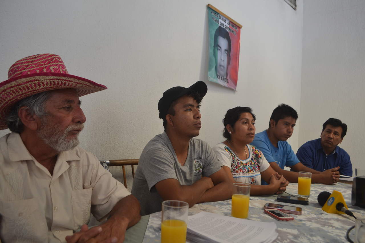 Esta mañana una comisión de padres de los estudiantes, estuvo en Torreón para reafirmar su compromiso de seguir impulsando la unidad de las luchas y del movimiento social a nivel nacional. (FERNANDO COMPEÁN)