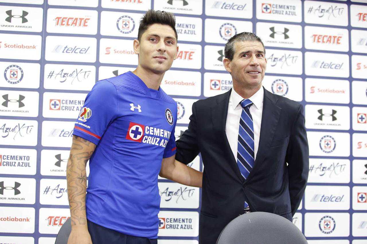 Eduardo de la Torre, director deportivo de Cruz Azul, estuvo en la presentación del argentino Alejandro Fourlín. Cruz Azul presenta a Alejandro Fourlín
