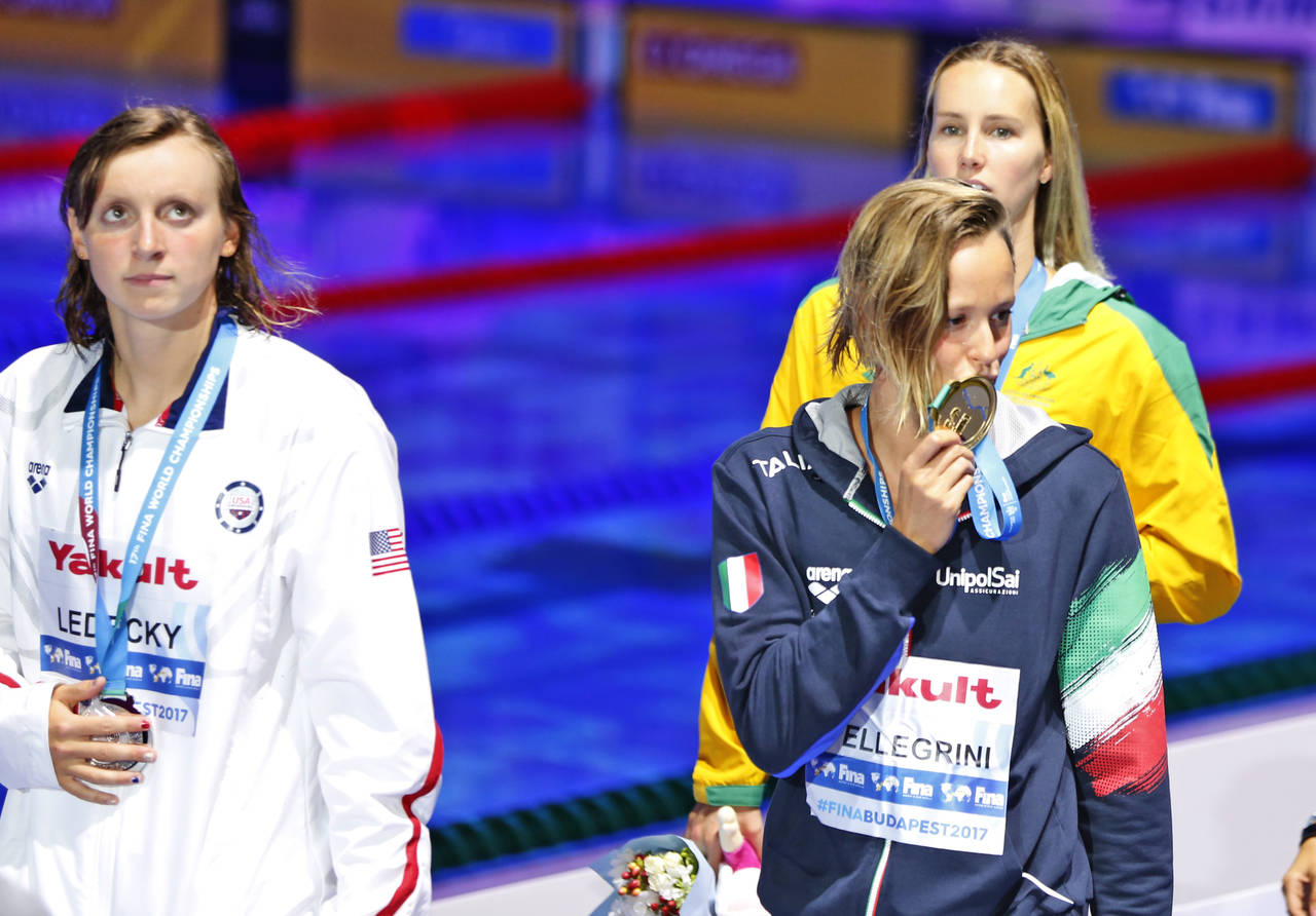 Federica Pellegrini besa la medalla de oro, mientras que Katie Ledecky (i) se retira con su primera presea de plata en un Mundial. Se le escapa a Katie Ledecky la de oro