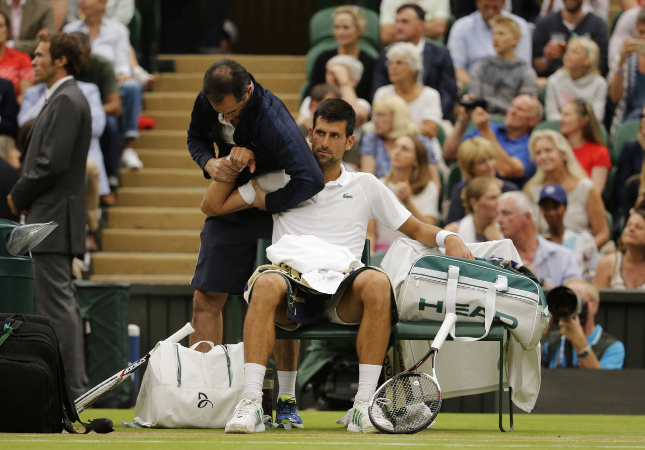 Novak Djokovic abandonó en cuartos de final de Wimbledon debido a una lesión en el codo derecho. (Archivo)