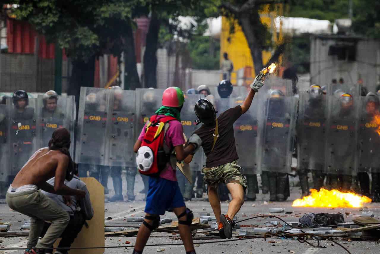 Choque. Manifestantes opositores se enfrentan con miembros de la Guardia Nacional Bolivariana.